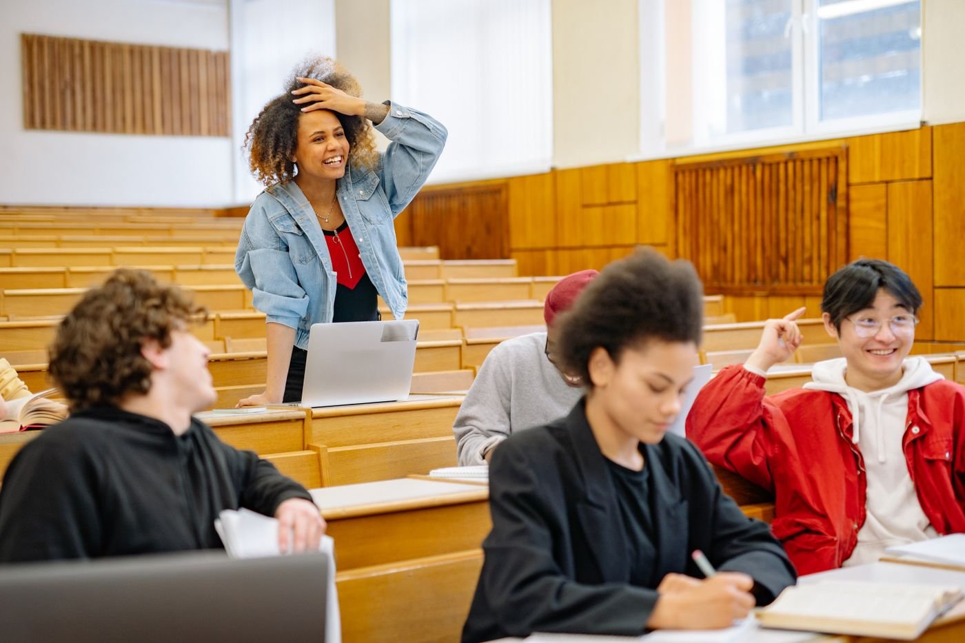 Personas estudiando y colaborando en un aula; imagen ilustrativa